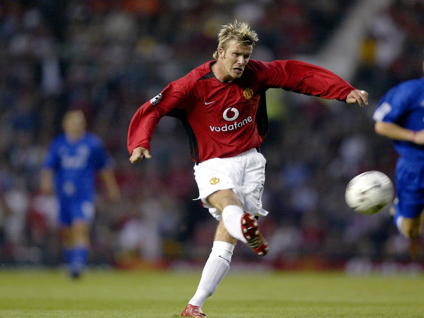 David Beckham tritt gegen den Ball. Er trug bei Manchester von 1995 bis 2003 die Nummer 7.
