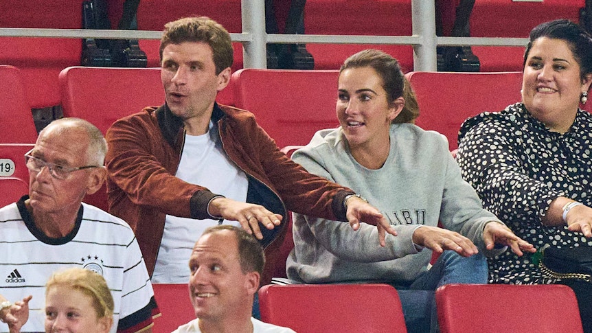 Thomas Müller macht die Welle beim Spiel gegen Armenien mit seiner Frau Lisa.