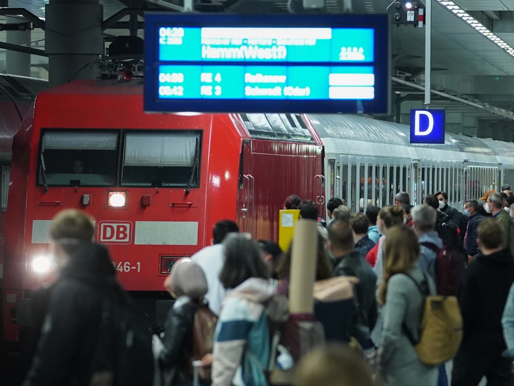 Bahnstreik ist vorbei: Reisende warten im Hauptbahnhof Berlin auf die Einfahrt des Intercity nach Hamm.