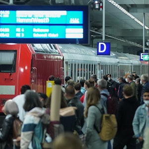 Bahnstreik ist vorbei: Reisende warten im Hauptbahnhof Berlin auf die Einfahrt des Intercity nach Hamm.