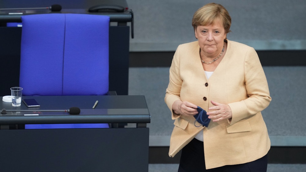 Bundeskanzlerin Angela Merkel (CDU) geht ans Pult, um ihre Rede im Plenum im Deutschen Bundestag zu halten. In seiner voraussichtlich letzten Debatte mitten in der Wahlperiode wurde über die Situation in Deutschland, die Entscheidung über den Hochwasser-Aufbaufond sowie die Neuregelungen zu Corona beraten. Dabei wurde es auch laut.
