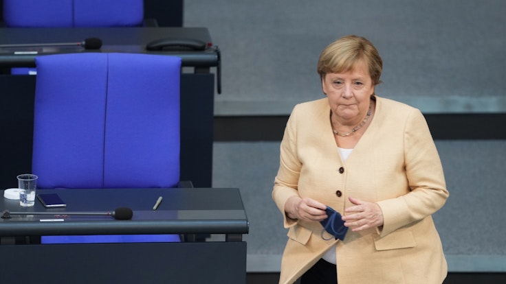 Bundeskanzlerin Angela Merkel (CDU) geht ans Pult, um ihre Rede im Plenum im Deutschen Bundestag zu halten. In seiner voraussichtlich letzten Debatte mitten in der Wahlperiode wurde über die Situation in Deutschland, die Entscheidung über den Hochwasser-Aufbaufond sowie die Neuregelungen zu Corona beraten. Dabei wurde es auch laut.