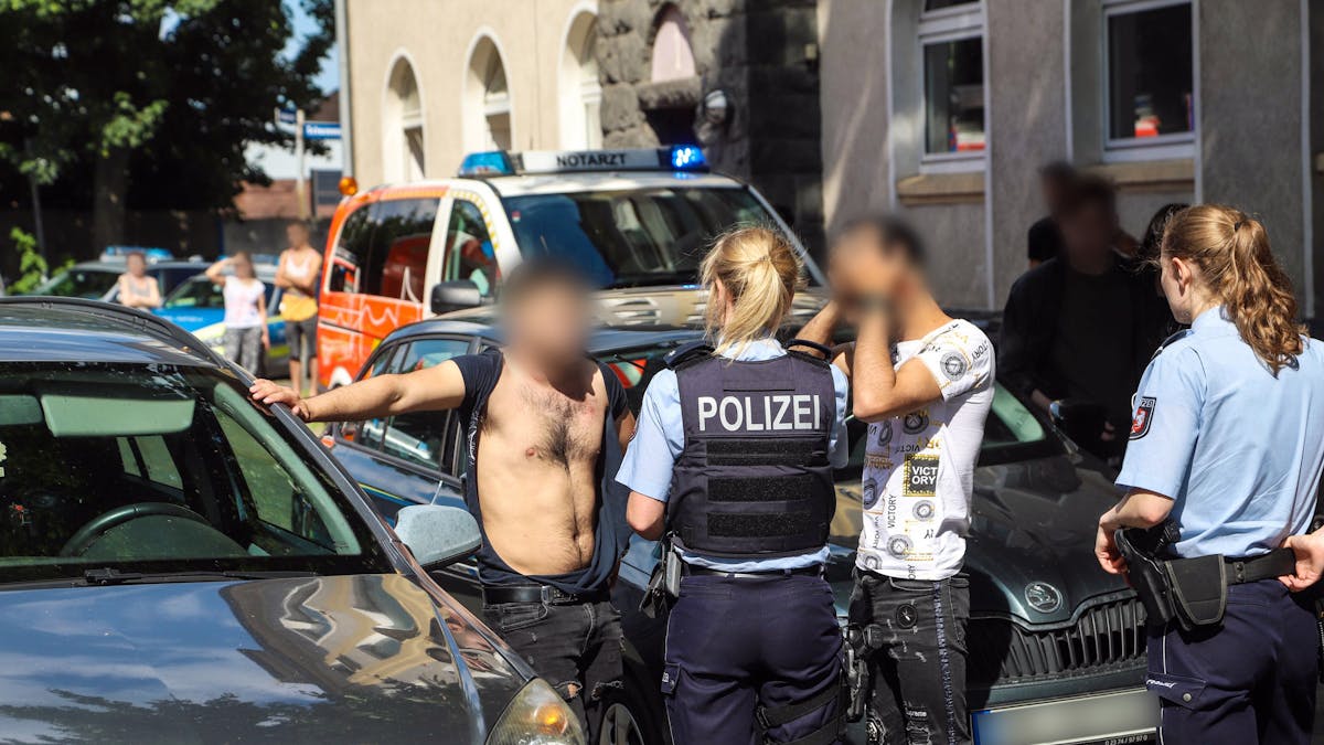Das Symbolfoto aus Hagen zeigt einen Einsatz der Polizei am 22. Juni 2020. Nach einem Unfall mit einem verletzten Kind hatte es einen Massenstreit sowie eine Schlägerei unter Angehörigen von Kind und Unfallfahrer gegeben.&nbsp;&nbsp;