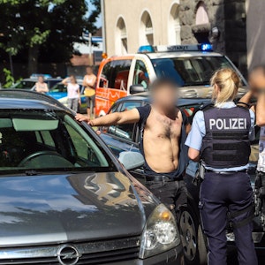 Das Symbolfoto aus Hagen zeigt einen Einsatz der Polizei am 22. Juni 2020. Nach einem Unfall mit einem verletzten Kind hatte es einen Massenstreit sowie eine Schlägerei unter Angehörigen von Kind und Unfallfahrer gegeben.