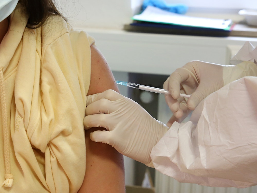 Eine junge Frau wird bei einer Impfaktion in Köln-Meschenich geimpft.