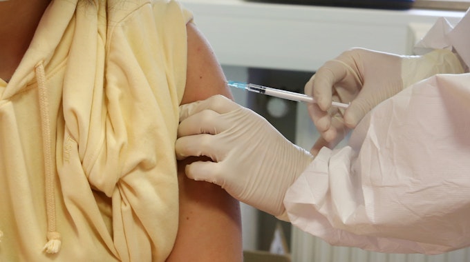 Eine junge Frau wird bei einer Impfaktion in Köln-Meschenich geimpft.