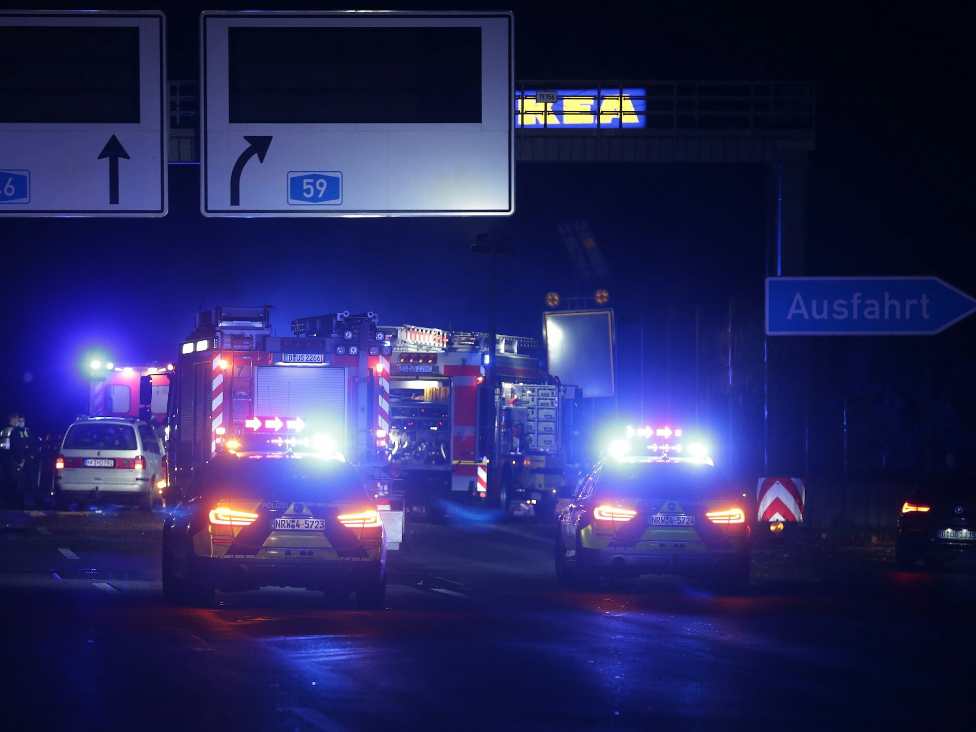 Auf der A46 bei Düsseldorf stehen mehrere Einsatzfahrzeuge von Polizei und Feuerwehr mit Blaulicht.