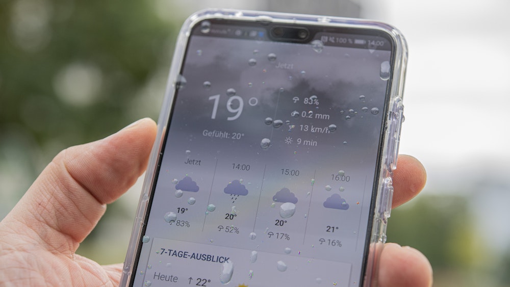 Wie gut oder wie schlecht sind Wetter-Apps? Unser Symbolbild von 2019 zeigt eine solche App auf einem Smartphone. Eine Wetterexpertin hat nun die digitalen Helfer bewertet.