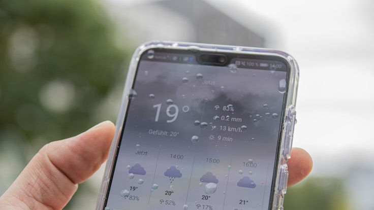 Wie gut oder wie schlecht sind Wetter-Apps? Unser Symbolbild von 2019 zeigt eine solche App auf einem Smartphone. Eine Wetterexpertin hat nun die digitalen Helfer bewertet.