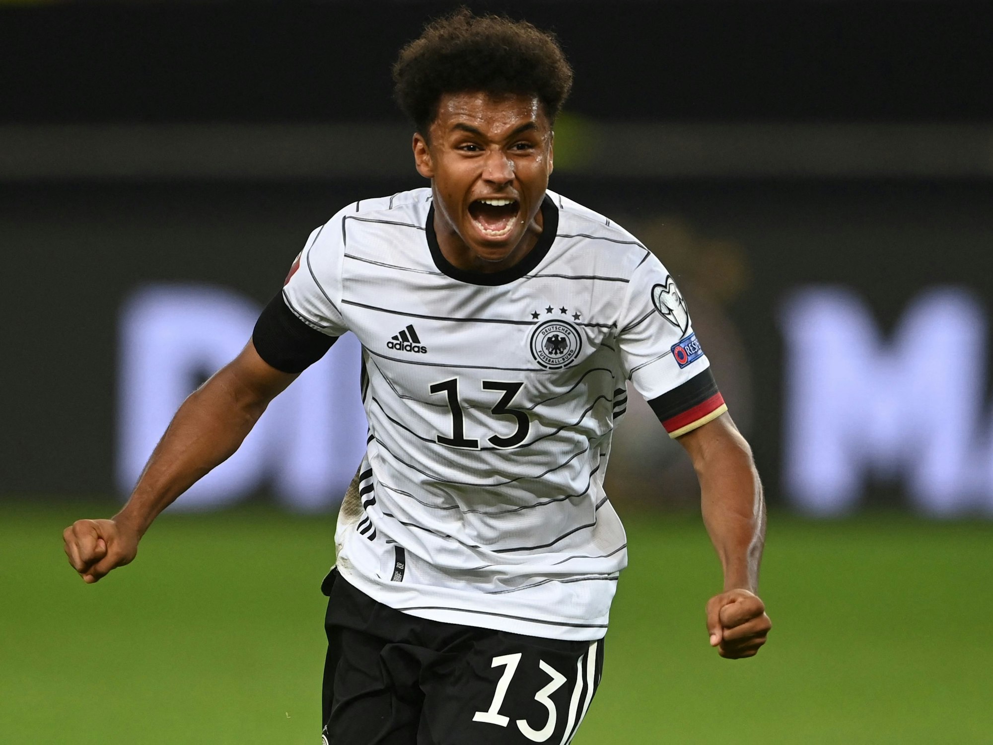 Deutschlands Karim Adeyemi ballt die Fäuste nach seinem Treffer gegen Armenien.
