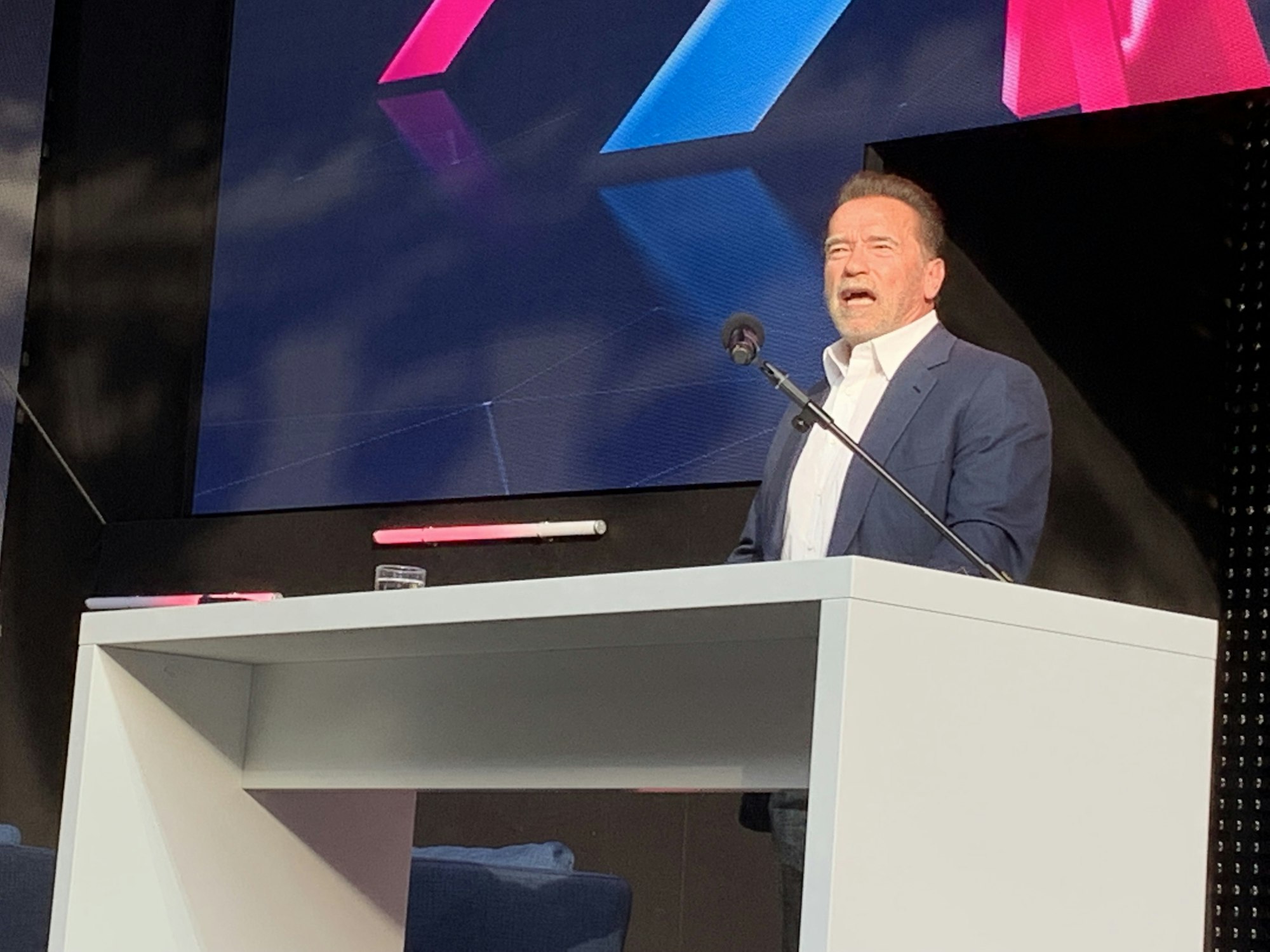 Arnold Schwarzenegger bei seiner Rede auf der Digital X in Köln.