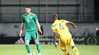Gladbach-Spieler Ramy Bensebaini (l.), auf diesem Foto am 6. Juni 2021 zu sehen, hat sich im Länderspieleinsatz für Algerien am Dienstag (7. September) verletzt.