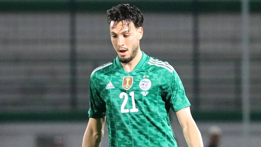 Gladbach-Spieler Ramy Bensebaini (l.), auf diesem Foto am 6. Juni 2021 zu sehen, hat sich im Länderspieleinsatz für Algerien am Dienstag (7. September) verletzt.