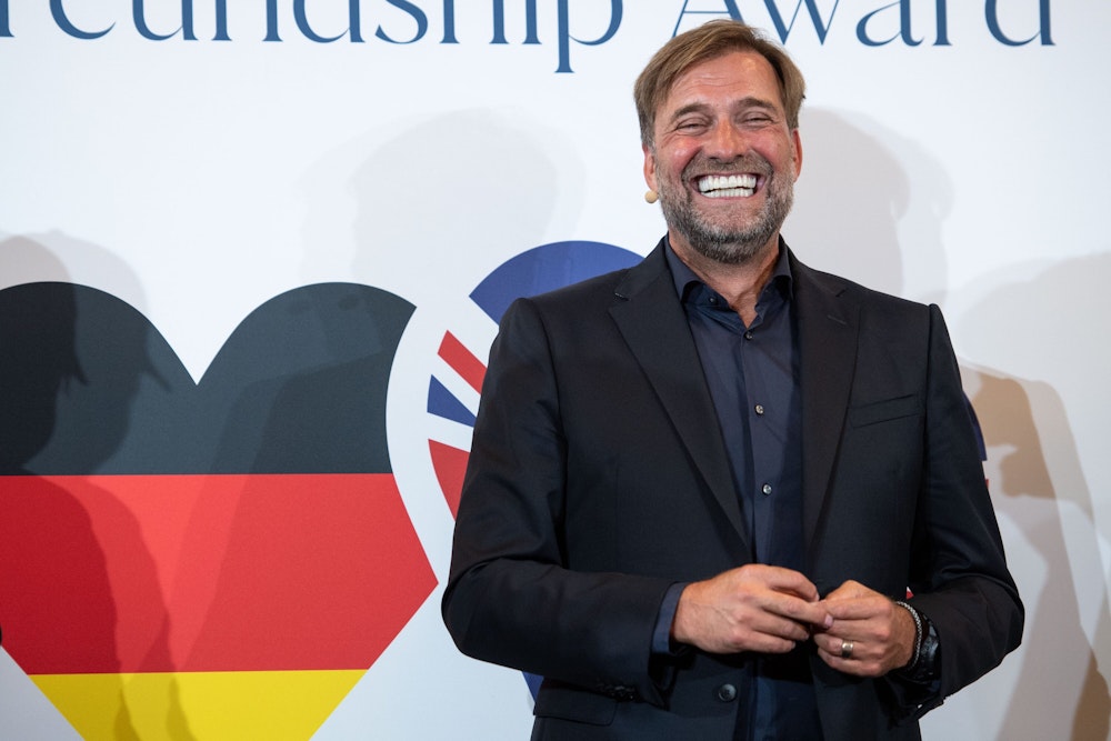 Jürgen Klopp steht bei der Verleihung des "German-Britisch#Freundship-Award" auf der Bühne.