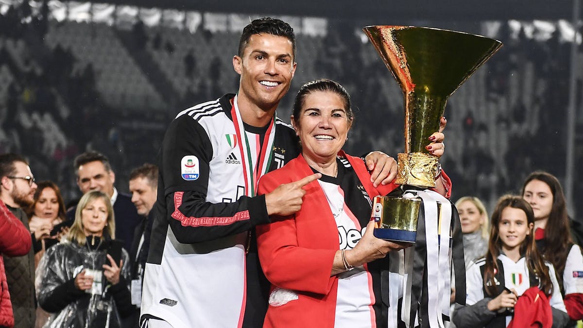 Cristiano Ronaldo und seine Mutter Dolores mit dem Serie-A-Pokal.