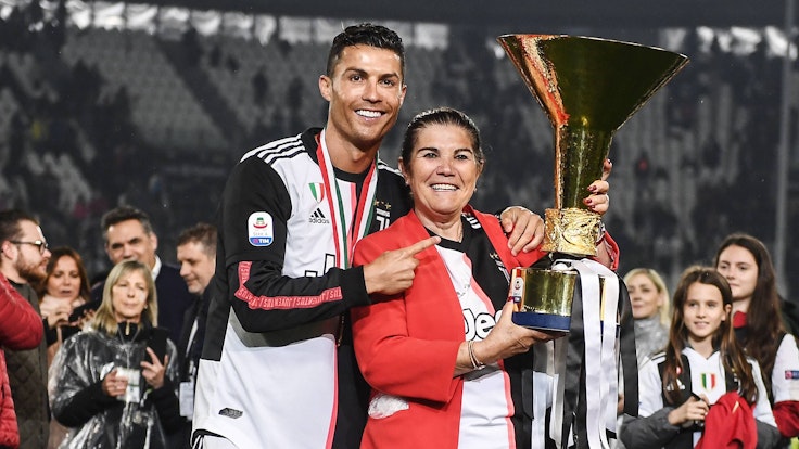Cristiano Ronaldo und seine Mutter Dolores mit dem Serie-A-Pokal.