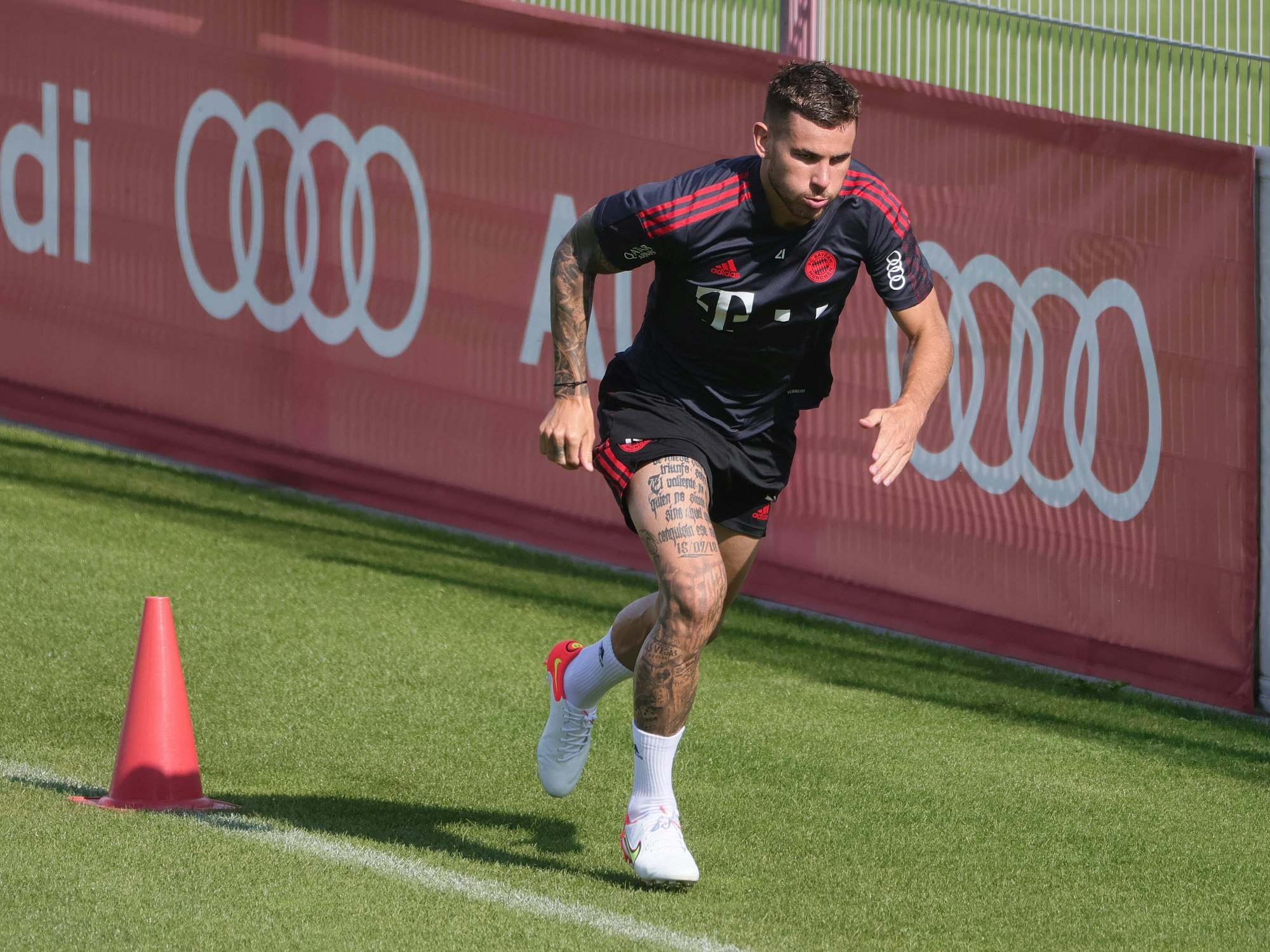 Lucas Hernandez trainiert nach seiner Verletzung auf dem Trainingsplatz des FC Bayern München.