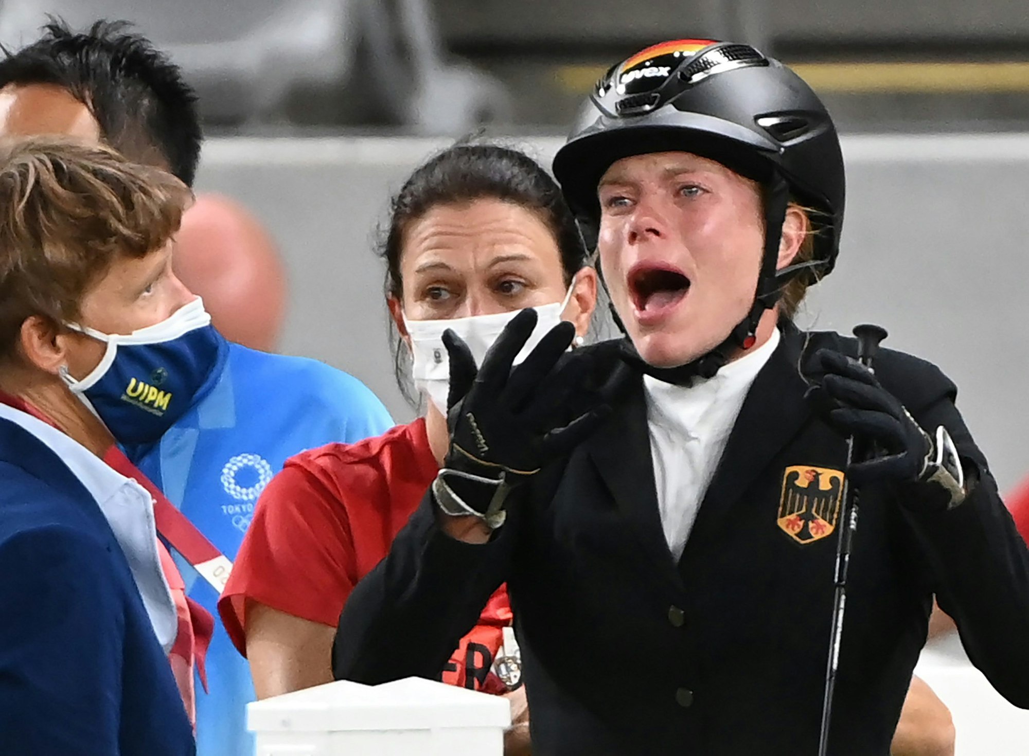 Springreiten im Tokio Stadium: Annika Schleu (r) aus Deutschland weinter, weil ihr Pferd nicht springen wollte, hinter ihr stand Bundestrainerin Kim Raisner.
