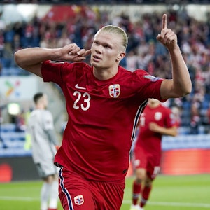 Erling Haaland aus Norwegen jubelt über sein Tor zum 1:0 gegen die Niederlande