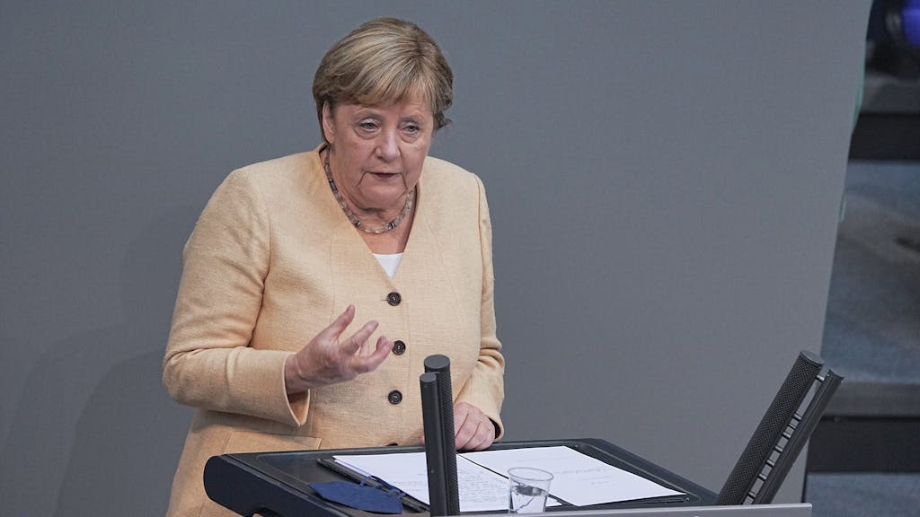 Bundeskanzlerin Angela Merkel (CDU) spricht im Plenum im Deutschen Bundestag. Am 7. September 2021 hat der Bundestag&nbsp;eine Änderung des Infektionsschutzgesetzes beschlossen.