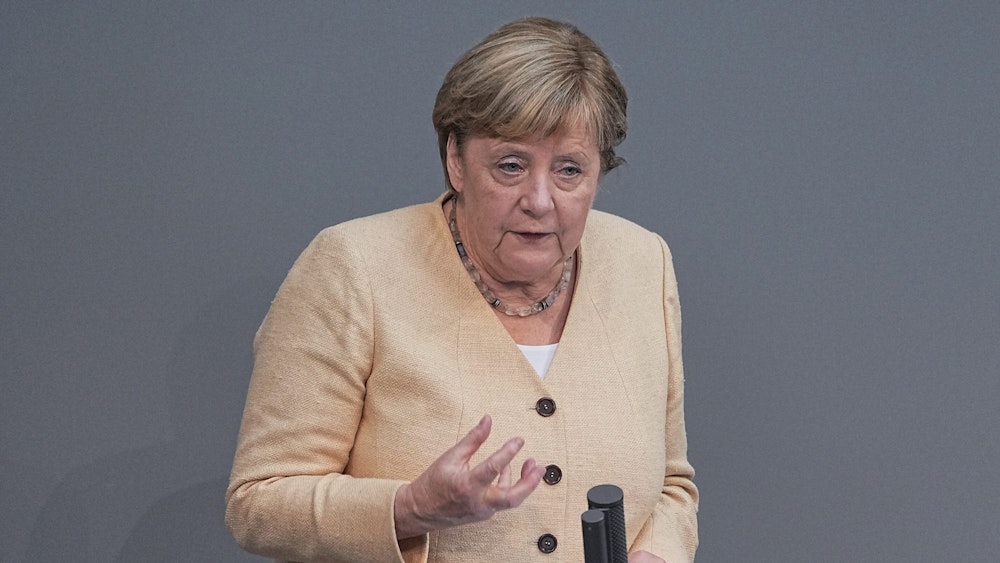 Bundeskanzlerin Angela Merkel (CDU) spricht im Plenum im Deutschen Bundestag. Am 7. September 2021 hat der Bundestag eine Änderung des Infektionsschutzgesetzes beschlossen.