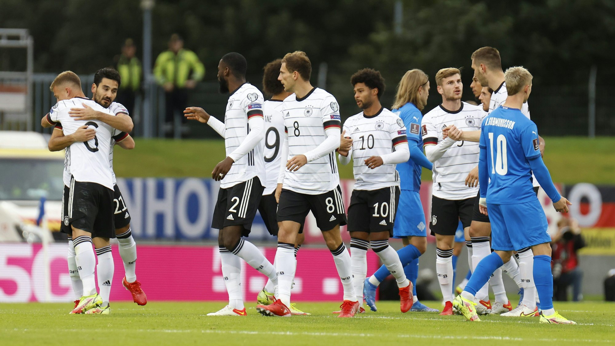 Die Spieler der deutschen Nationalmannschaft bejubeln am 8. September 2021 den Treffer zum 1:0 von Serge Gnabry in der WM-Quali gegen Island