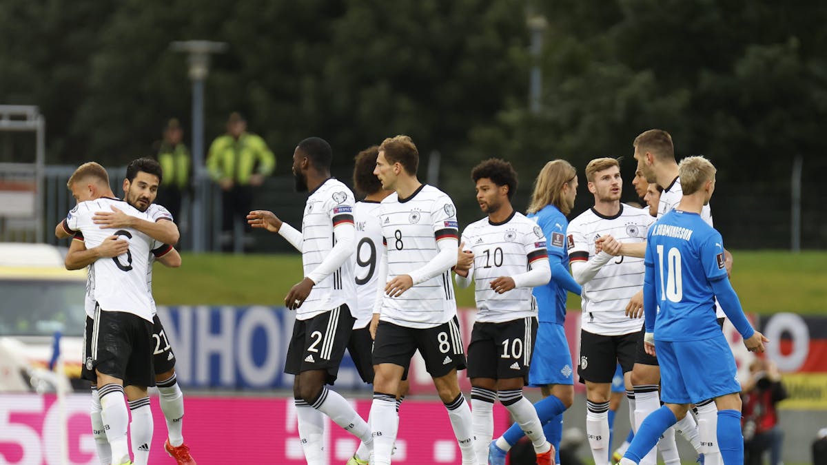 Die Spieler der deutschen Nationalmannschaft bejubeln am 8. September 2021 den Treffer zum 1:0 von Serge Gnabry in der WM-Quali gegen Island
