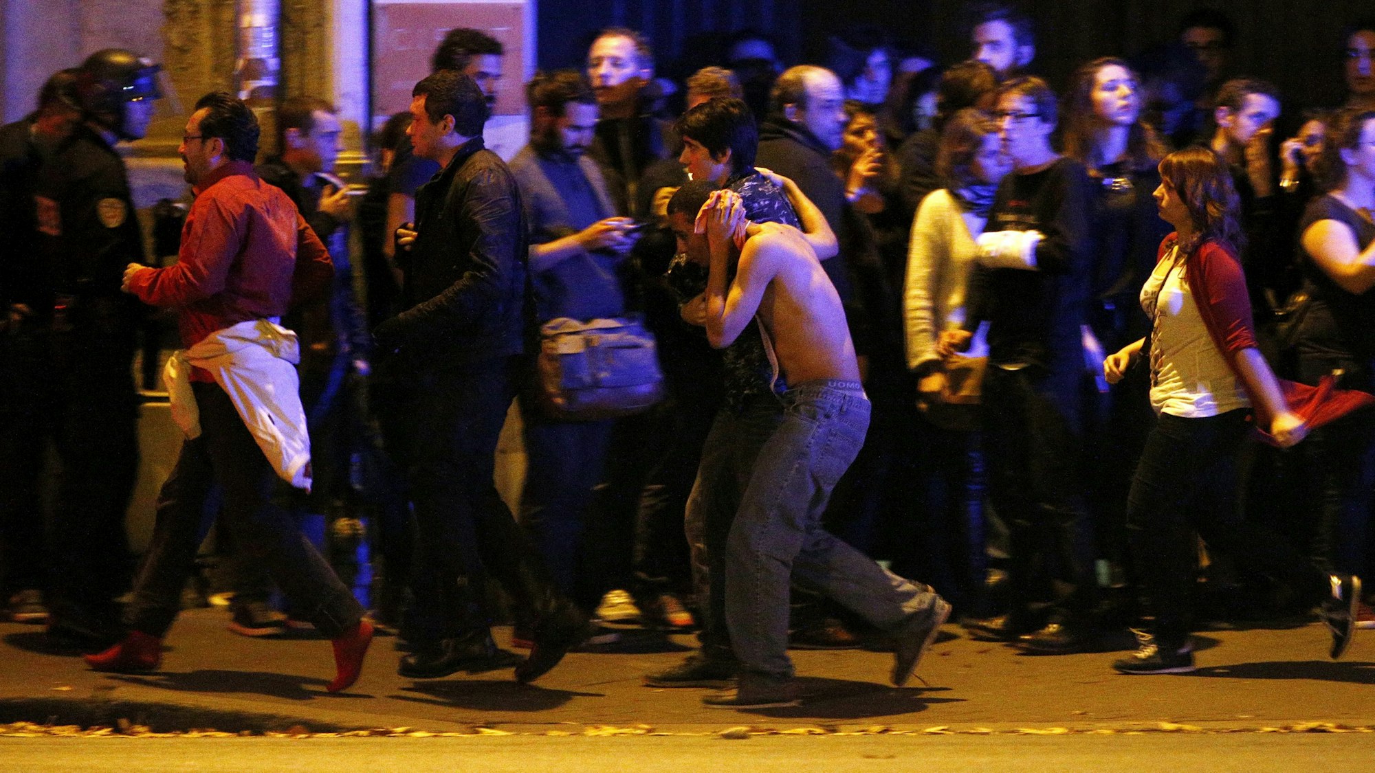 Paris in der Nacht vom 13. auf den 14. November 2015: Islamistischer Terror regiert die Stadt. 130 Menschen sterben, ein Großteil davon in der Konzerthalle Bataclan. Das Bild zeigt die damalige Situation mit Verletzten.