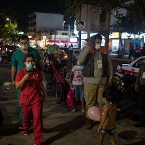 Mitarbeiter des Gesundheitswesens überprüfen ihre Mobiltelefone, während sie nach einem starken Erdbeben vor dem Veracruz General Hospital stehen.