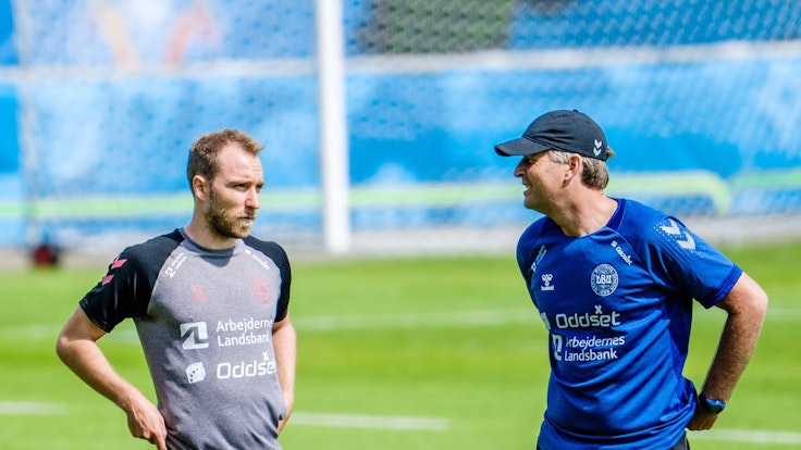 Christian Eriksen im Gespräch mit Dänemarks Nationaltrainer Kasper Hjulmand.