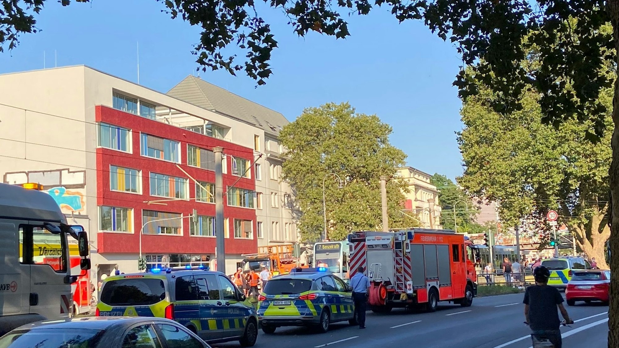 Köln: Unfall am Bahnübergang Aachener Weiher