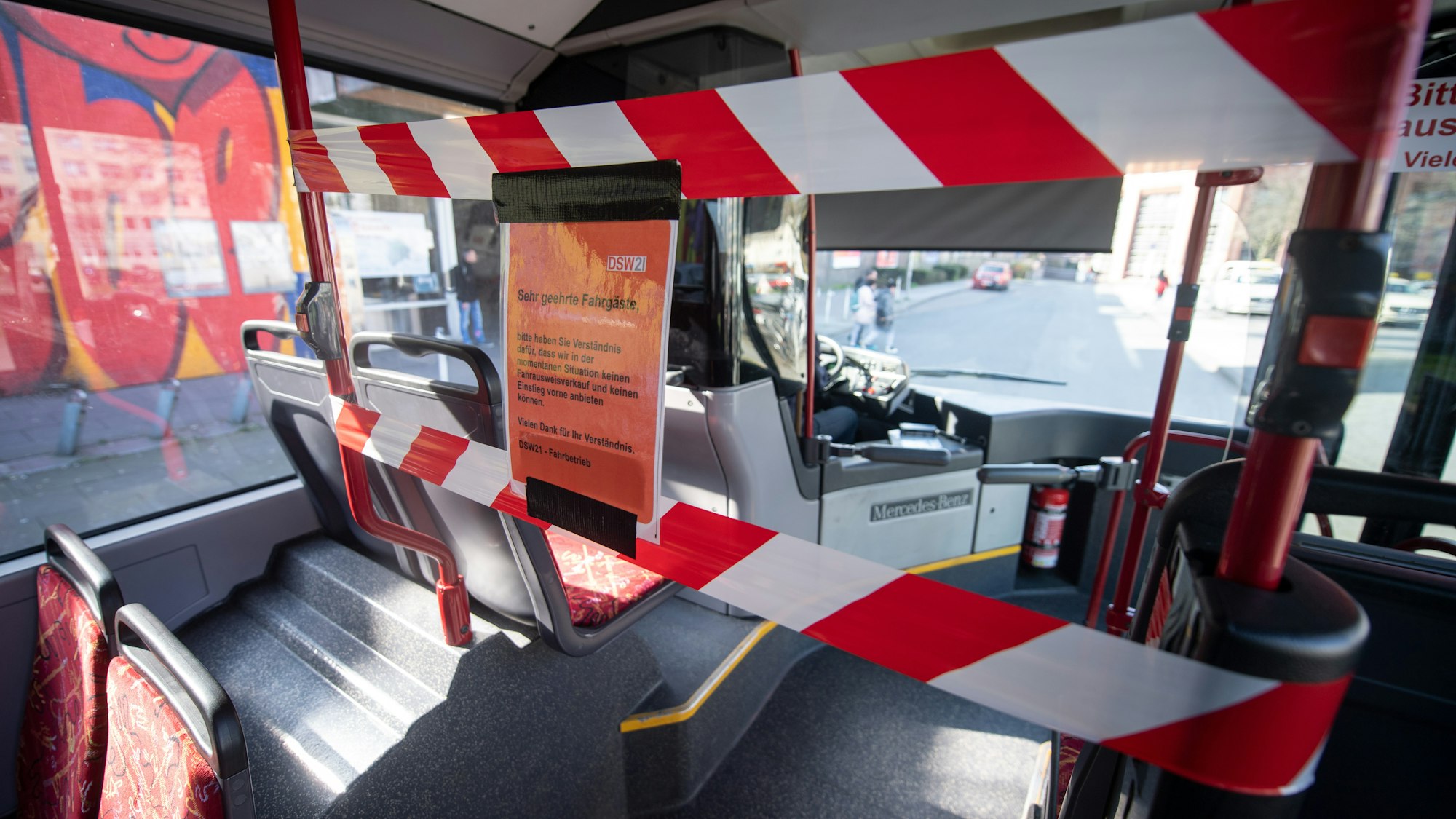 Mit Flatterband ist der Fahrerbereich eines Busses abgesperrt, der am 17. März 2020 am Dortmunder Hauptbahnhof auf seine Abfahrt wartet.