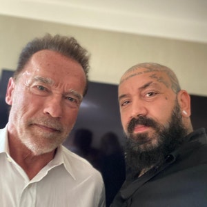 Kölner Fan Andrea macht mit Schwarzenegger in Köln ein Selfie.