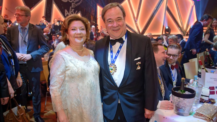 Armin Laschet, Ministerpräsident des Landes Nordrhein-Westfalen (CDU), und seine Frau Susanne Laschet bei der Verleihung des „Orden wider den Tierischen Ernst“ 2020 des Aachener Karnevalsvereins (AKV) im Februar 2020. Er überraschte sie vor Jahren mit einem Heiratsantrag in der Oper.