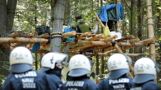 Bei der umstrittenen Polizeiaktion im Juni 2020 im Hambacher Forst, wurden die Baumhäuser geräumt.