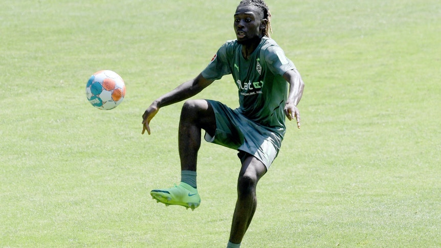 Kuoadio „Manu“ Koné von Borussia Mönchengladbach jongliert beim Training am 3. Juli 2021 im Borussia-Park den Ball mit dem rechten Fuß.