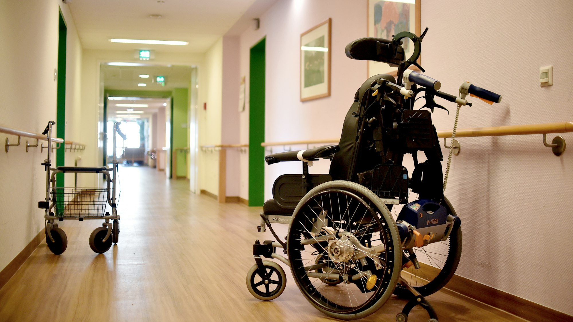 Ein Rollator und ein Rollstuhl stehen am 5. März 2018 in einer Berliner Pflegeeinrichtung auf dem Flur.