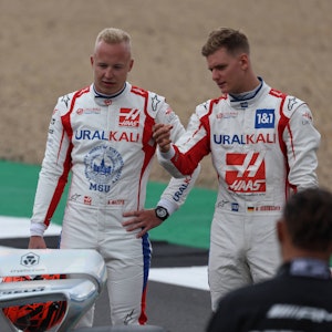 Nikita Mazepin und Mick Schumacher diskutieren in Silverstone.