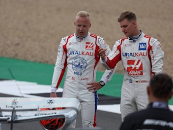 Nikita Mazepin und Mick Schumacher diskutieren in Silverstone.