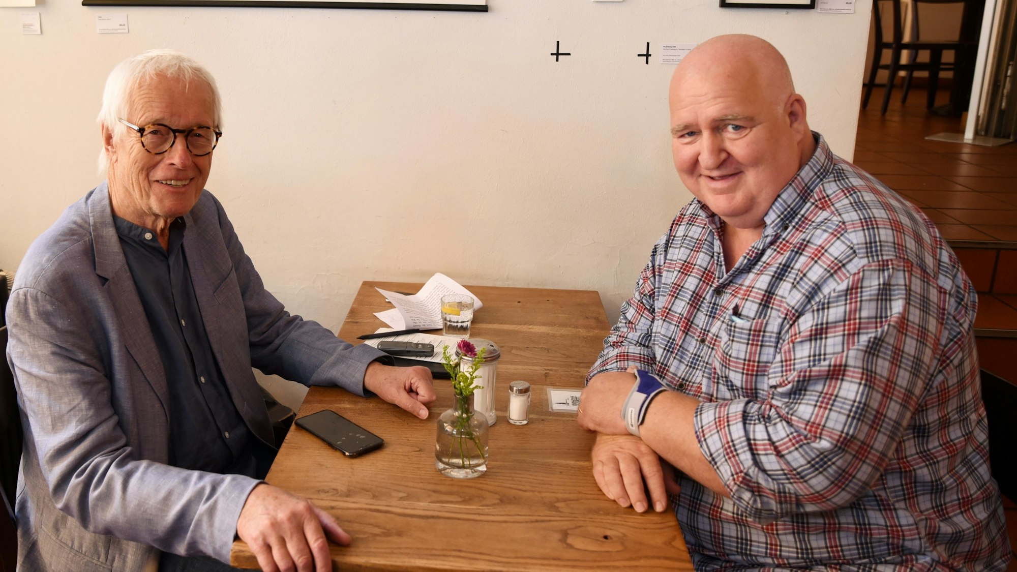 Express-Reporter Horst Stellmacher und Markus Maria Profitlich sitzen an einem Tisch.
