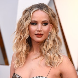 Jennifer Lawrence, Schauspielerin aus den USA, kommt vor der Verleihung der Oscars 2018 über den roten Teppich in das Dolby Theatre.
