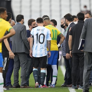 Lionel Messi und Neymar unterhalten sich während der Spielunterbrechung zwischen Brasilien und Argentinien