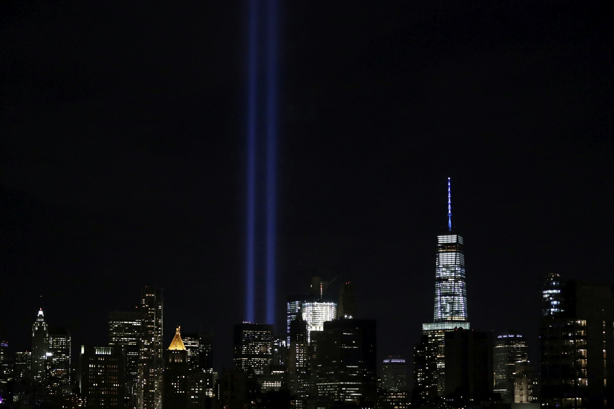 Das Tribute Light, das mit Lichtsäulen den Standort der Twin Towers markiert, erleuchten die Skyline von New York.