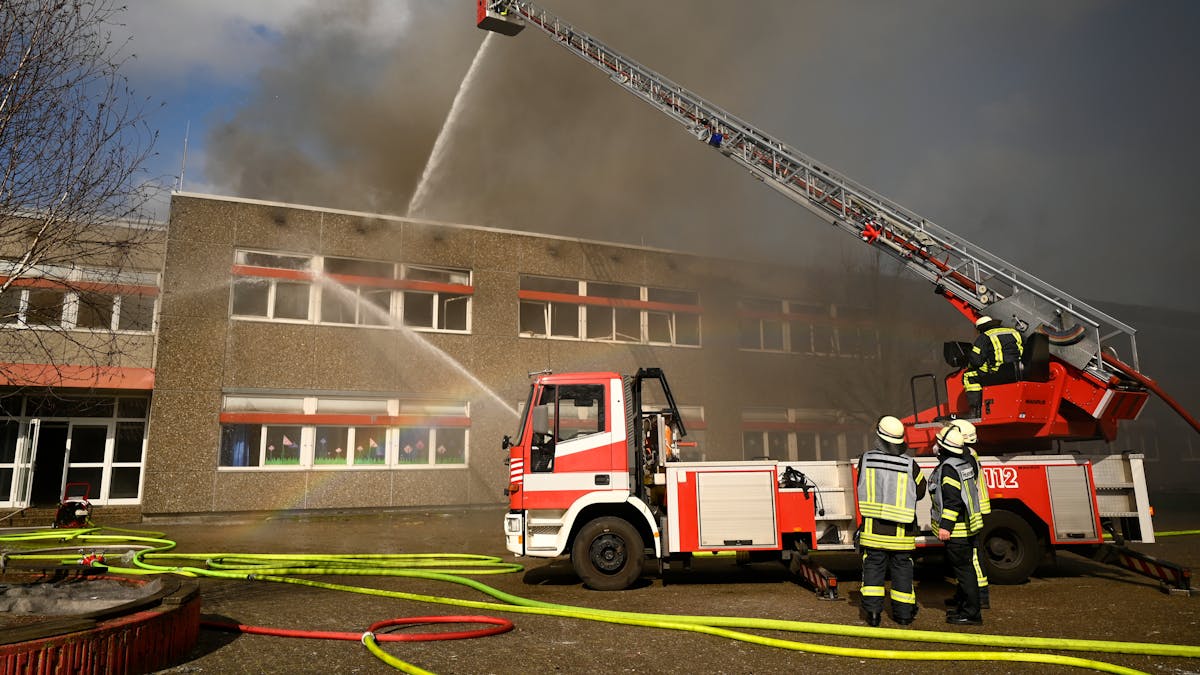 Bei zwei Bränden in der Lechenicher Hauptschule wurden fünf Kinder leicht verletzt. Unser Symbolfoto stammt von einem Schul-Brand im März 2021 in Wilhelmshaven und steht nicht im Zusammenhang mit dem hier beschriebenen Vorfall.