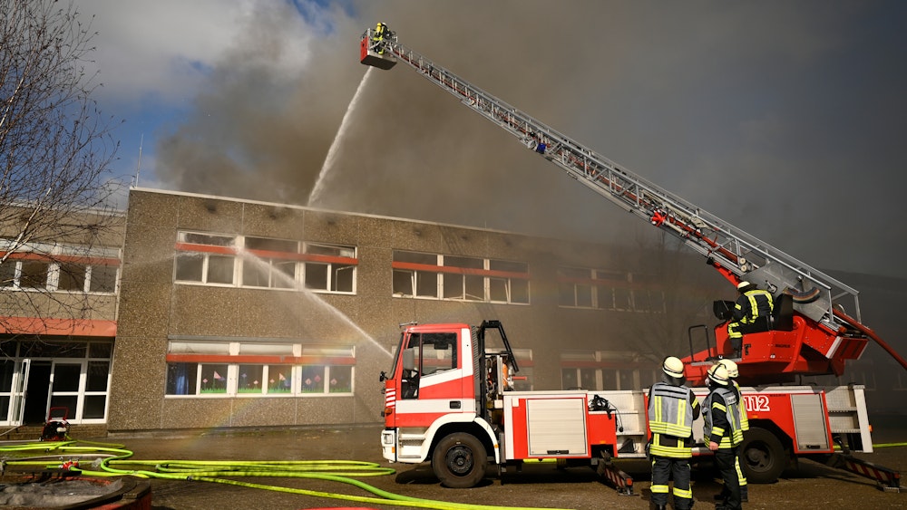 Bei zwei Bränden in der Lechenicher Hauptschule wurden fünf Kinder leicht verletzt. Unser Symbolfoto stammt von einem Schul-Brand im März 2021 in Wilhelmshaven und steht nicht im Zusammenhang mit dem hier beschriebenen Vorfall.