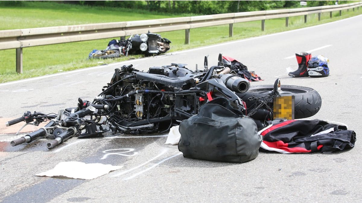 Zwei demolierte Motorräder liegen am 14. Juni 2019 nach einer Kollision mit einem Auto auf der K6738 bei Trochtelfingen. Bei einem schweren Verkehrsunfall mit mehreren Motorrädern ist hier ein Biker getötet worden. Eine Fahrerin wurde bei dem Unfall schwer und zwei weitere Biker wurden leicht verletzt, wie die Polizei mitteilte. 