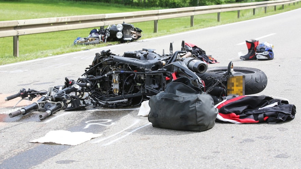 Zwei demolierte Motorräder liegen am 14. Juni 2019 nach einer Kollision mit einem Auto auf der K6738 bei Trochtelfingen. Bei einem schweren Verkehrsunfall mit mehreren Motorrädern ist hier ein Biker getötet worden. Eine Fahrerin wurde bei dem Unfall schwer und zwei weitere Biker wurden leicht verletzt, wie die Polizei mitteilte.