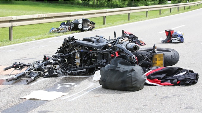Zwei demolierte Motorräder liegen am 14. Juni 2019 nach einer Kollision mit einem Auto auf der K6738 bei Trochtelfingen. Bei einem schweren Verkehrsunfall mit mehreren Motorrädern ist hier ein Biker getötet worden. Eine Fahrerin wurde bei dem Unfall schwer und zwei weitere Biker wurden leicht verletzt, wie die Polizei mitteilte.