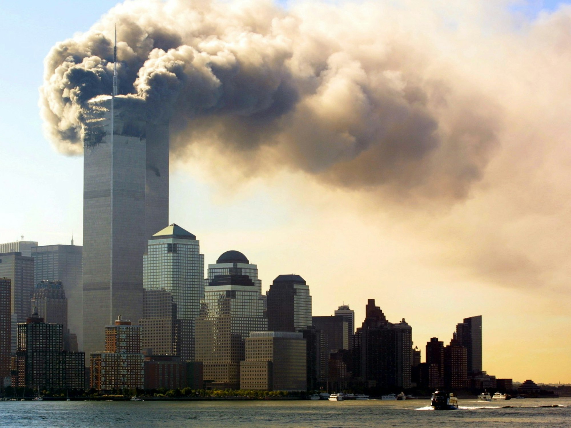 Terror von 9/11 in News York: Rauch steigt von den brennenden Zwillingstürmen des World Trade Centers in Manhattan auf.