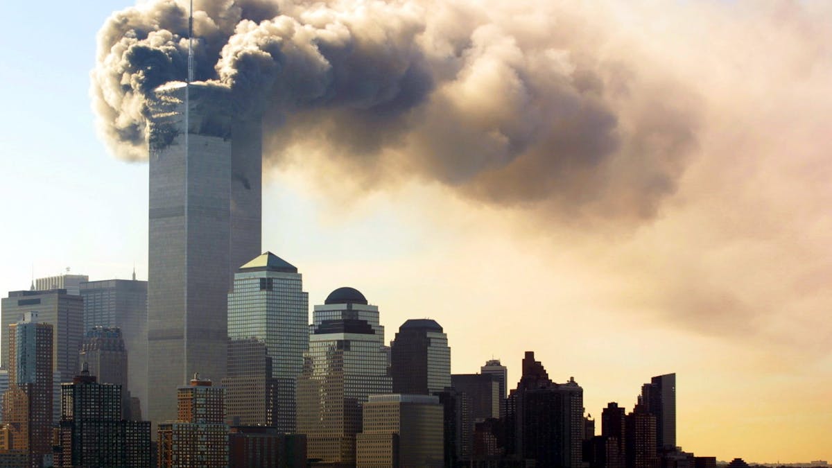 Terror von 9/11 in News York: Rauch steigt von den brennenden Zwillingstürmen des World Trade Centers in Manhattan auf.